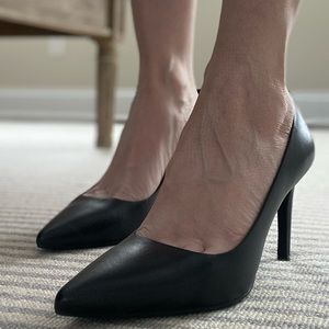 Michael Kors Dorothy Flex Leather High-Heel Pumps in Black color - size 8